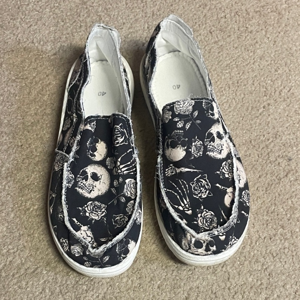 Women's Black Skull Print Slip-On Loafers